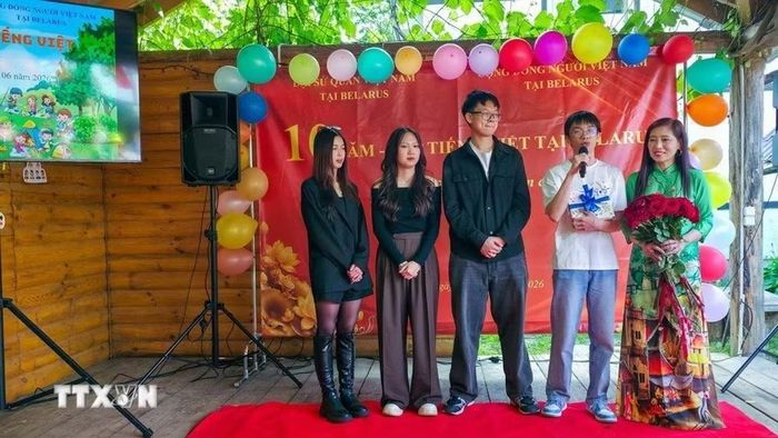 Thế hệ học sinh đầu tiên của Lơp tiếng Việt chúc mừng cô giáo Nguyễn Phương Dung (phải). (Ảnh: TTXVN phát)