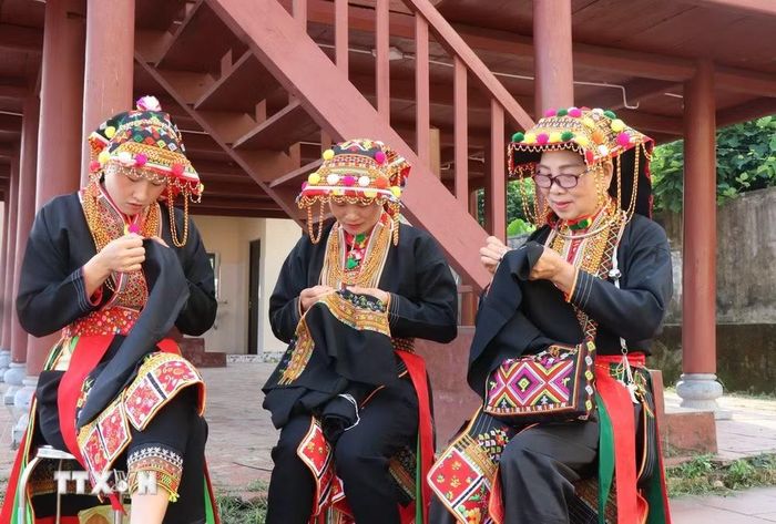 Bảo tồn nghề thêu đồng bào Dao, xã Tây Yên Tử, tỉnh Bắc Ninh. (Ảnh: Thanh Thương/TTXVN)
