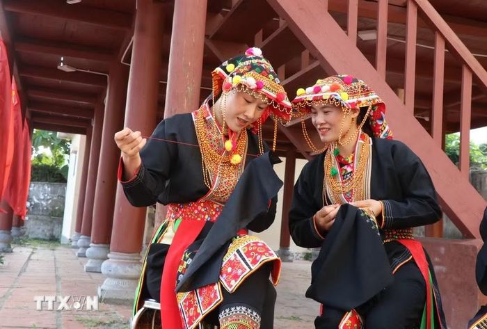 Nghề thêu truyền thống của đồng bào Dao, xã Tây Yên Tử, tỉnh Bắc Ninh. (Ảnh: Thanh Thương/TTXVN)