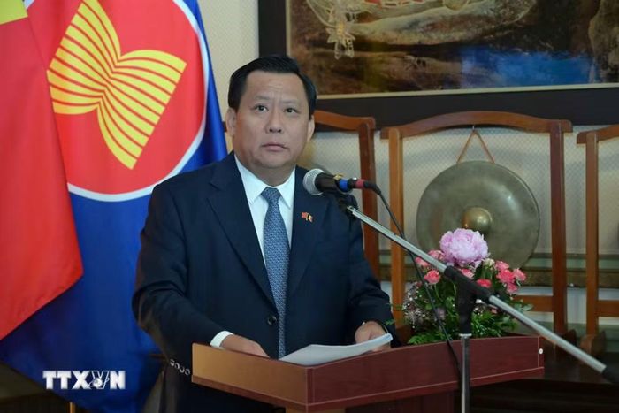 Ông Huỳnh Văn Sơn, Phó Chủ tịch Ủy ban Nhân dân Tỉnh Tây Ninh, giới thiệu về tiềm năng và các cơ hội hợp tác đầu tư của Tây Ninh với các doanh nghiệp tại Brussels. (Ảnh: Lan Anh/TTXVN)