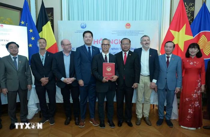 Bí thư Tỉnh ủy Tỉnh Tây Ninh Nguyễn Văn Quyết, Đại sứ Nguyễn Văn Thảo cùng lãnh đạo tỉnh Tây Ninh chứng kiến lễ trao Giấy chứng nhận đăng ký đầu tư cho Dự án nhà máy sữa Be Milk của nhà đầu tư Swiss Asia Partner tại Tây Ninh. (Ảnh: Lan Anh/TTXVN)