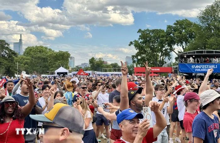 Cổ động viên Mỹ tại FIFA Fan Festival tại Lemon Hill (Philadelphia) ăn mừng chiến thắng 2-0 trước Australia. (Ảnh: Ngọc Quang/TTXVN)