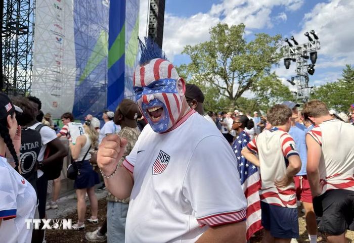 Người hâm mộ Mỹ tạo nên bầu không khí cuồng nhiệt tại fan zone. (Ảnh: Ngọc Quang/TTXVN)