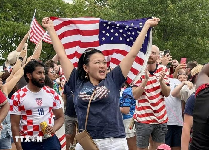 Cổ động viên Mỹ tại FIFA Fan Festival tại Lemon Hill (Philadelphia) ăn mừng chiến thắng 2-0 trước Australia. (Ảnh: Ngọc Quang/TTXVN)
