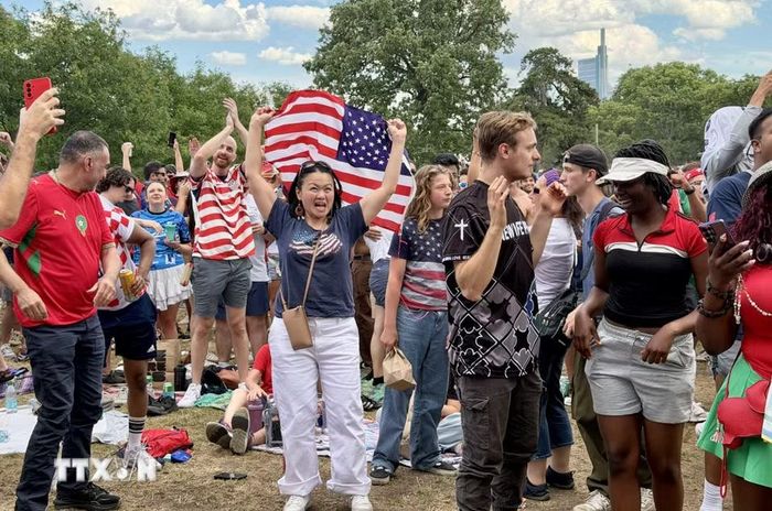 Cổ động viên Mỹ tại FIFA Fan Festival tại Lemon Hill (Philadelphia) ăn mừng chiến thắng 2-0 trước Australia. (Ảnh: Ngọc Quang/TTXVN)