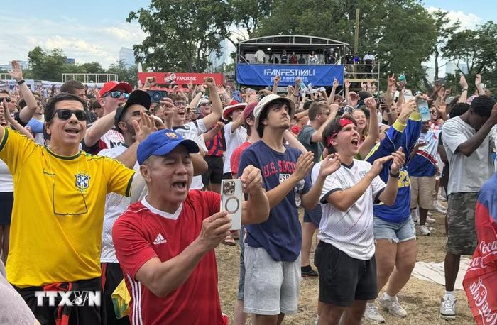 Cổ động viên Mỹ tại FIFA Fan Festival tại Lemon Hill (Philadelphia) ăn mừng chiến thắng 2-0 trước Australia. (Ảnh: Ngọc Quang/TTXVN)