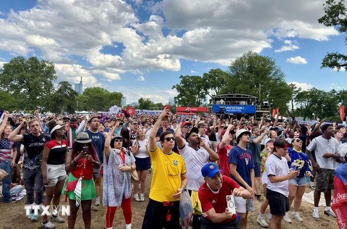 Cổ động viên Mỹ tại FIFA Fan Festival tại Lemon Hill (Philadelphia) ăn mừng chiến thắng 2-0 trước Australia. (Ảnh: Ngọc Quang/TTXVN)
