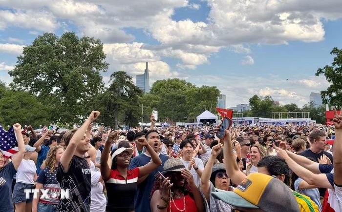 Cổ động viên Mỹ tại FIFA Fan Festival tại Lemon Hill (Philadelphia) ăn mừng chiến thắng 2-0 trước Australia. (Ảnh: Ngọc Quang/TTXVN)
