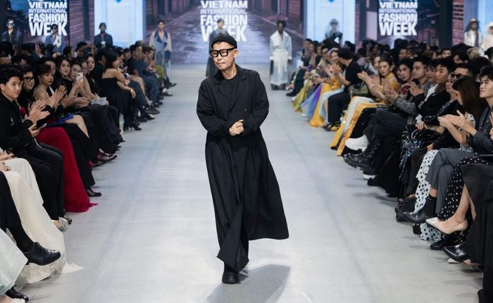Nhà thiết kế Park Jong-chul trên sàn runway Việt Nam.
