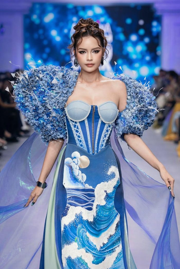 Hoa hậu Ngọc Châu trong thiết kế áo dài có phần vai dựng khối 3D.