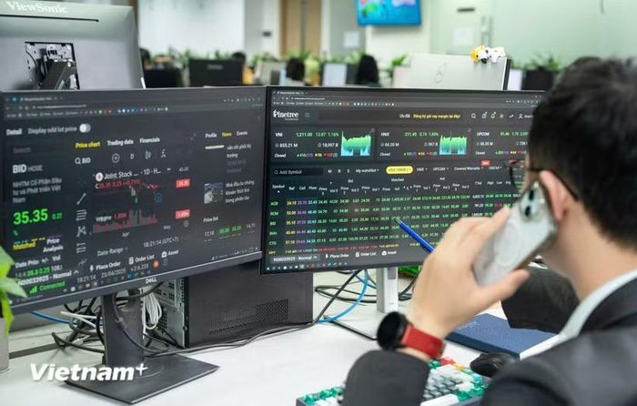 Giới chuyên gia khuyến nghị nhà đầu tư cần ưu tiên quản trị danh mục và thận trọng trước các nhịp rung lắc quanh vùng đỉnh cũ. (Ảnh: Vietnam+)