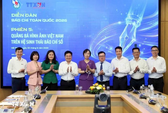 Các đại biểu chụp ảnh lưu niệm sau phiên thảo luận. (Ảnh: An Đăng/TTXVN)