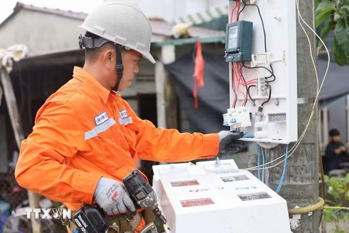 Công nhân Tổng Công ty Điện lực kiểm tra, sửa chữa hệ thống điện đảm bảo vận hành an toàn và đáp ứng điện cho khách hàng. (Ảnh: TTXVN phát)