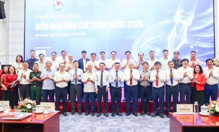 Các đại biểu chụp ảnh lưu niệm tại Phiên bế mạc Diễn đàn Báo chí toàn quốc 2026. (Ảnh: Sơn Hải)