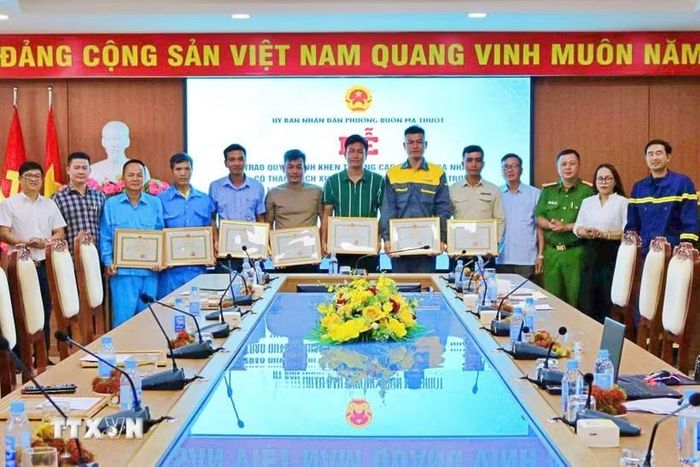 Ủy ban Nhân dân phường Buôn Ma Thuột, tỉnh Đắk Lắk khen thưởng đột xuất 10 tập thể, cá nhân dũng cảm hỗ trợ chữa cháy khống chế đám cháy lớn xảy ra trên địa bàn vào tối 19/6/2026. (Ảnh: TTXVN phát)