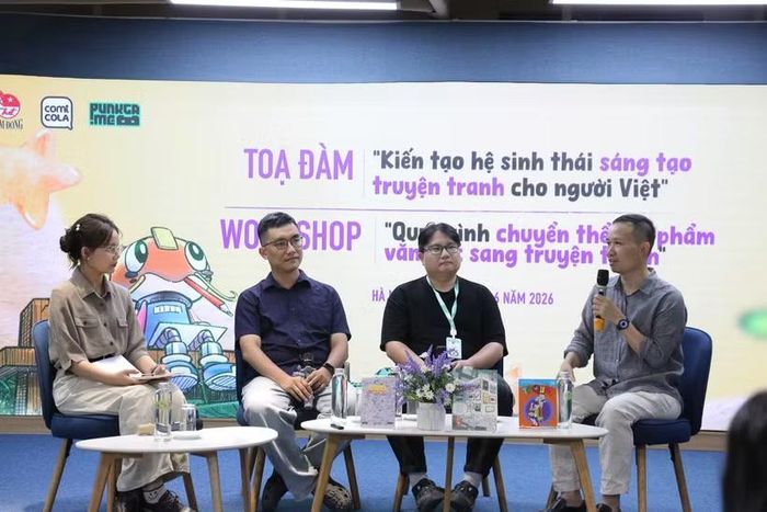 Các diễn giả trao đổi về hệ sinh thái truyện tranh cho người Việt. (Ảnh: Minh Thu/Vietnam+)