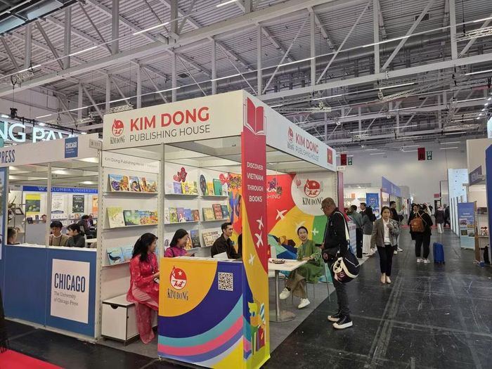 Gian hàng của Nhà xuất bản Kim Đồng tại Hội sách Frankfurt. (Ảnh: PV/Vietnam+)