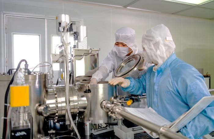 Nghiên cứu khoa học tại phòng thí nghiệm Trung tâm Nano và năng lượng, Trường Đại học Khoa học tự nhiên (Đại học Quốc gia Hà Nội).