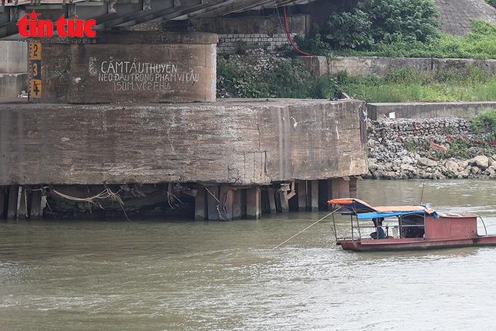 Khu vực chân cầu Đuống cũ xuất hiện dấu hiệu xói mòn, nhiều hạng mục bê tông đã xuống cấp sau thời gian dài khai thác và chịu tác động của dòng chảy.