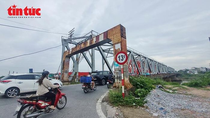 Cầu Đuống cũ hơn 120 năm tuổi hiện vẫn phục vụ giao thông đường bộ và đường sắt, nhưng nhiều hạng mục đã xuống cấp, hoen gỉ theo thời gian.