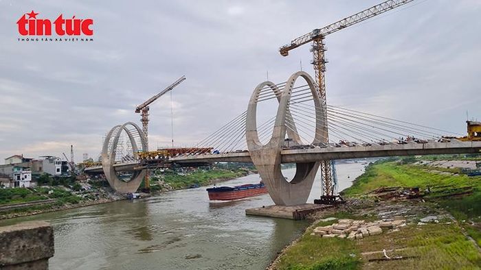 Các đơn vị thi công đang đẩy nhanh tiến độ xây dựng cầu Đuống mới vượt sông Đuống, phấn đấu đưa công trình vào khai thác trong tháng 9/2026.