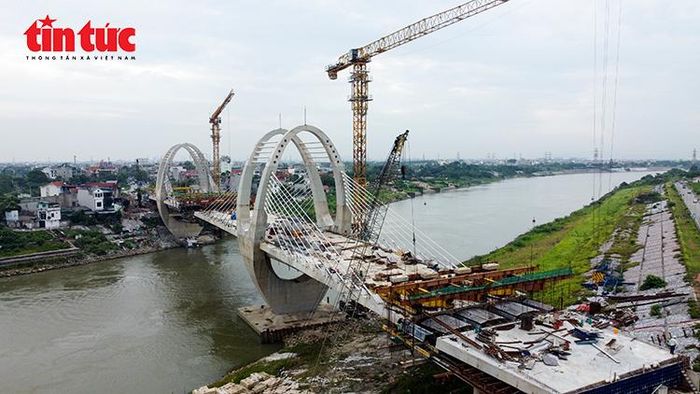 Công nhân thi công các kết cấu dầm, vòm thép của cầu Đuống mới trong giai đoạn tăng tốc hoàn thiện.