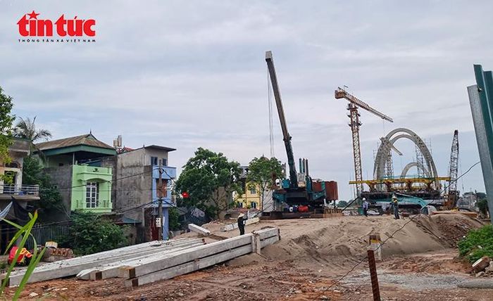 Khu vực đường dẫn lên cầu Đuống mới đang được thi công, kết nối với hệ thống giao thông hai đầu cầu.