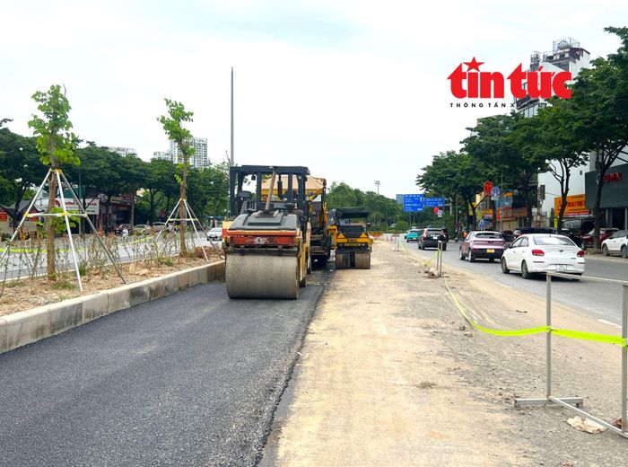 Công tác thảm nhựa, lu lèn nền đường được tổ chức thi công vào ban đêm để tránh gây ảnh hưởng đến giao thông.