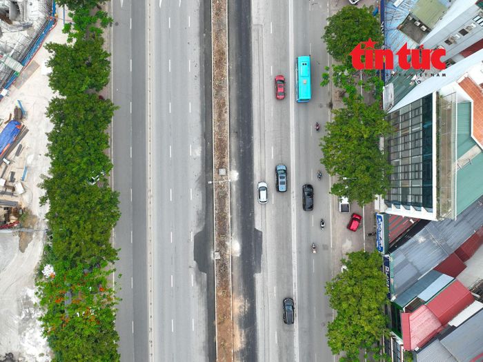 Bên cạnh hạng mục trải nhựa mặt đường, các đơn vị cũng khẩn trương hoàn thiện hệ thống cây xanh, đèn chiếu sáng tại dải phân cách giữa đường Võ Chí Công.