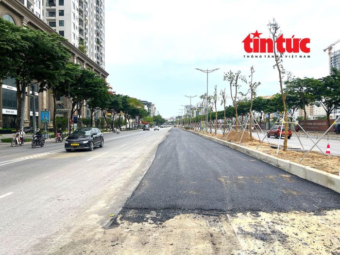 Nhiều đoạn trên đường Võ Chí Công đã được dỡ rào chắn, trải nhựa để các phương tiện lưu thông.