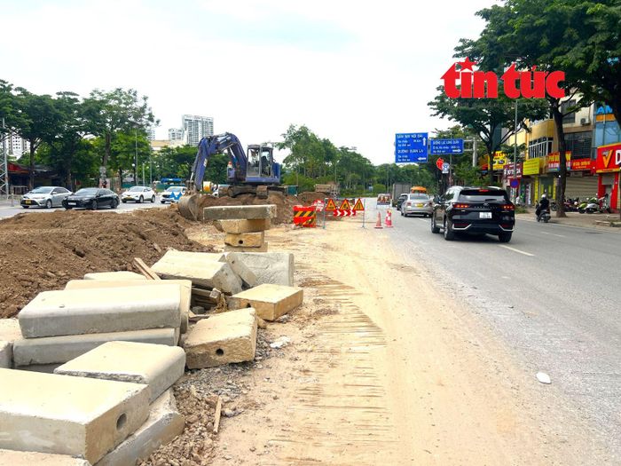 Tại khu vực nút giao Võ Chí Công - Hoàng Minh Thảo, đơn vị thi công đang đẩy nhanh hoàn thiện các hạng mục ngầm để hoàn trả mặt bằng.