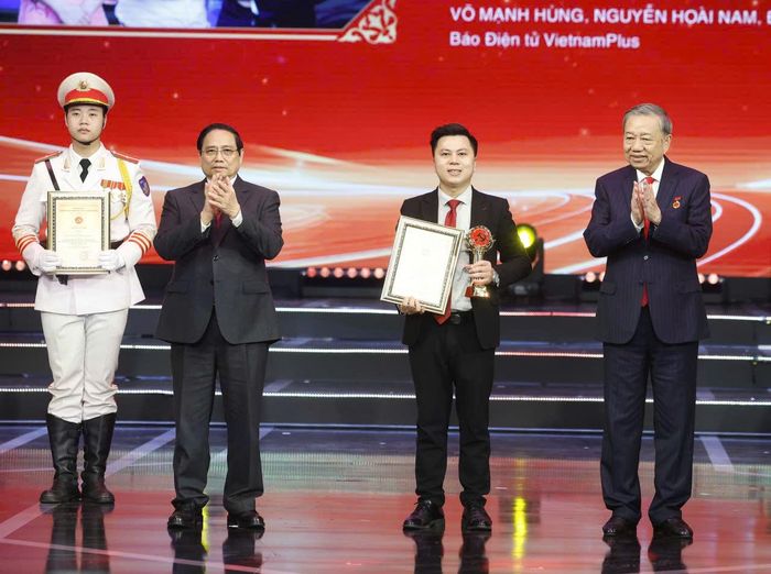 Nhà báo Võ Mạnh Hùng nhận giải giải A giải Búa liềm vàng lần thứ X.