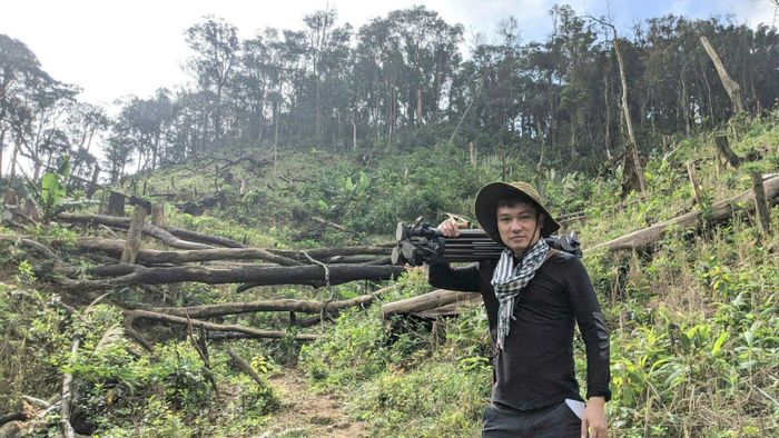Nhà báo Hồ Trí tác nghiệp loạt bài Rừng kêu cứu tại Tây Nguyên.