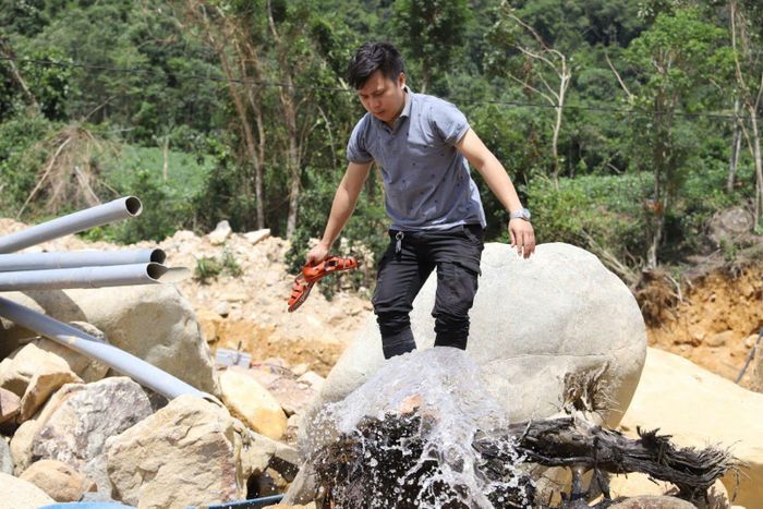 Với nhà báo Võ Mạnh Hùng, đằng sau mỗi tác phẩm là những chuyến đi băng rừng, vượt suối.