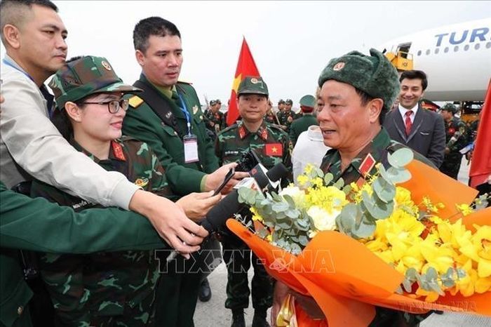 Phóng viên phỏng vấn thành viên đoàn cán bộ, chiến sĩ QĐND Việt Nam tham gia cứu hộ trong vụ động đất xảy ra ở Thổ Nhĩ Kỳ sau hoàn thành nhiệm vụ trở về (2023). Ảnh: Trọng Đức/TTXVN