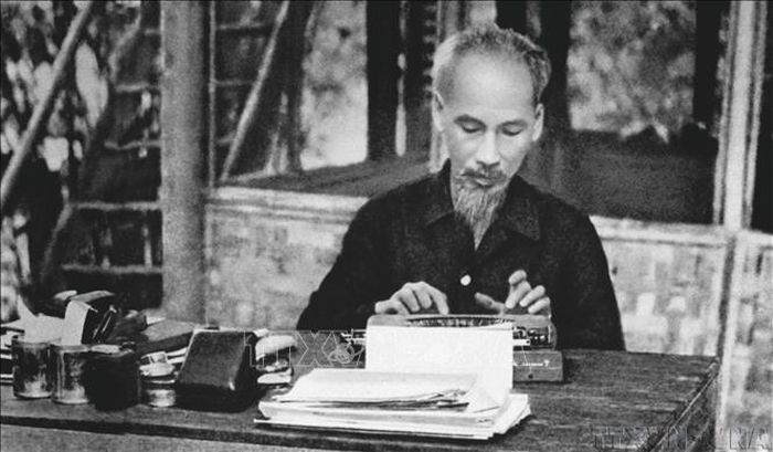 Chủ tịch Hồ Chí Minh, một nhà báo lớn - là người khai sáng, người thầy vĩ đại của nền báo chí cách mạng Việt Nam. Sinh thời, Người rất quan tâm đến công việc viết báo và hoạt động báo chí. Ảnh: Tư liệu TTXVN