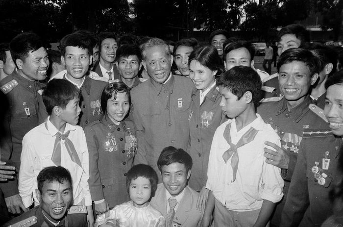 Tổng Bí thư Lê Duẩn với các đại biểu Thanh niên Quân đội tham dự Đại hội đại biểu Đoàn Thanh niên Cộng sản Hồ Chí Minh toàn quốc lần thứ IV tại Hà Nội (20/2/1980). Ảnh: Văn Bảo/TTXVN