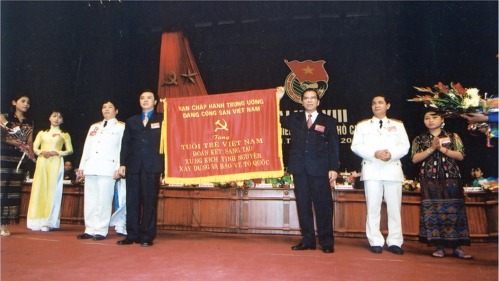 Tổng Bí thư Nông Đức Mạnh trao bức trướng cho Đoàn TNCS Hồ Chí Minh tại Đại hội VIII Đoàn TNCS Hồ Chí Minh, tháng 12 năm 2002. Ảnh: TTXVN