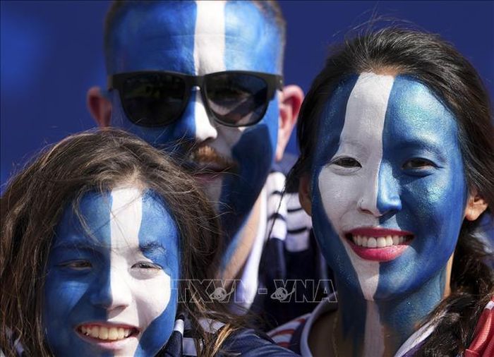 Cổ động viên Scotland cổ vũ đội nhà. Ảnh: THX/TTXVN