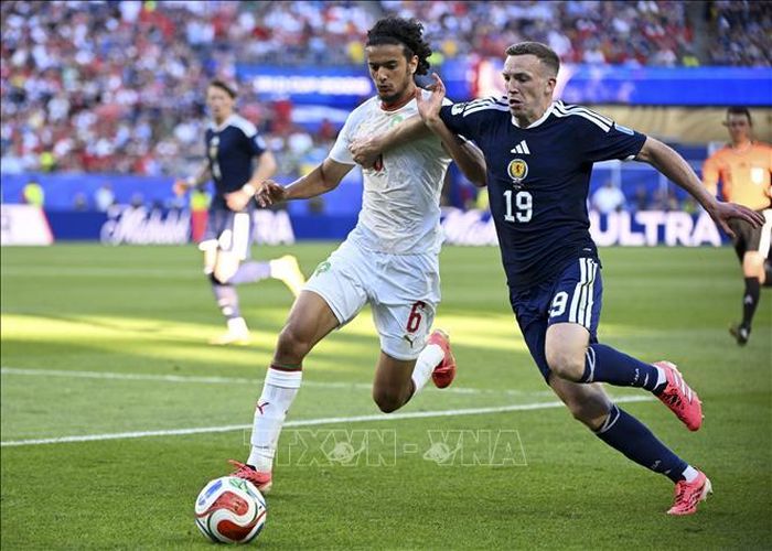 Pha tranh bóng giữa tiền vệ Scotland Lewis Ferguson (phải) và tiền vệ Maroc Ayyoub Bouaddi. Ảnh: THX/TTXVN