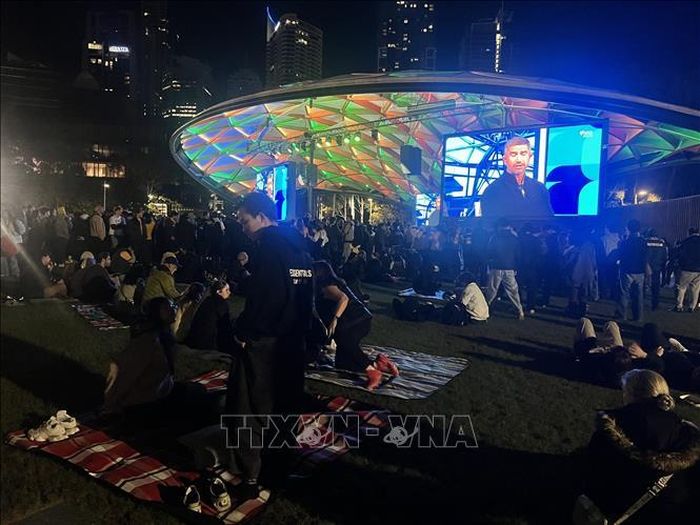 Toàn cảnh các cổ động viên tại Công viên Tumbalong ở thành phố Sydney trước giờ bóng lăn. Ảnh: Thanh Tú/PV TTXVN tại Australia