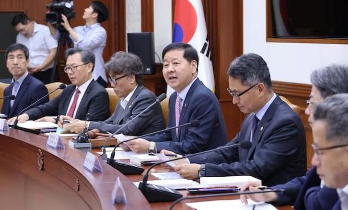 Phó Thủ tướng kiêm Bộ trưởng Tài chính và Kinh tế Koo Yun-chul phát biểu tại cuộc họp của Ủy ban Quản lý các Cơ quan Nhà nước được tổ chức tại Khu phức hợp Chính phủ Seoul, quận Jongno-gu, Seoul vào ngày 19/6. Ảnh: Yonhap News