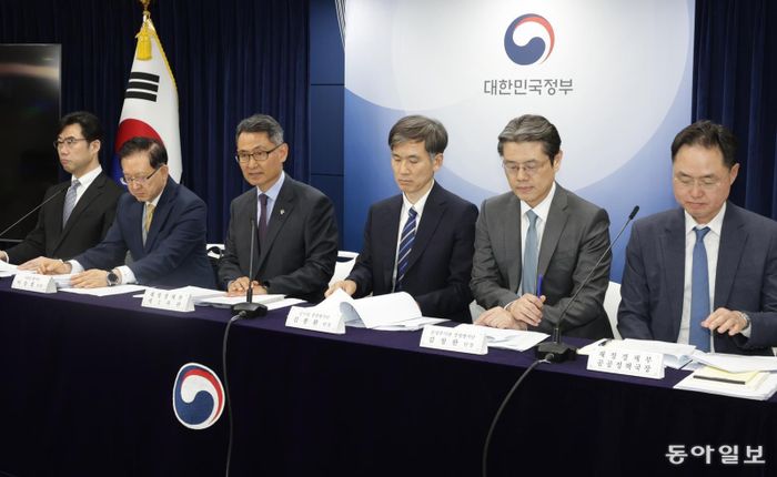 Giới chức công bố kết quả đánh giá quản lý năm 2025 của các cơ quan nhà nước tại Khu phức hợp Chính phủ Seoul. Ảnh: donga.com