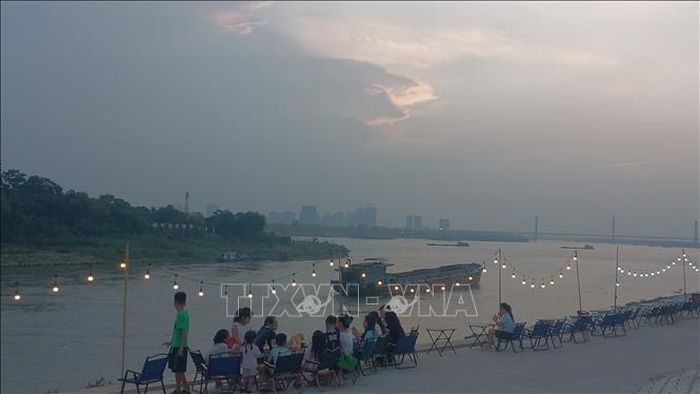 Hoàng hôn tại ngã ba sông Hồng - sông Đuống (Hà Nội). Ảnh: Tuyết Mai/TTXVN