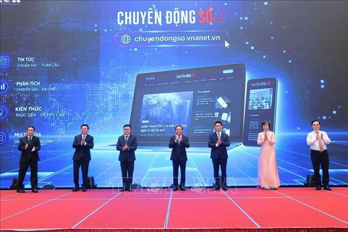 Các đại biểu thực hiện nghi thức khai trương Chuyên trang thông tin "Chuyển động số" của TTXVN, trong khuôn khổ Hội báo toàn quốc 2026. Ảnh: Minh Quyết/TTXVN