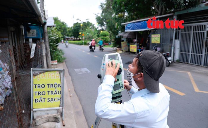 Trung tâm kiểm định bản đồ và tư vấn tài nguyên môi trường TP Hồ Chí Minh tiến hành đo đạc và kiểm đếm hiện trạng nhà người dân ở Bình Quới - Thanh Đa.