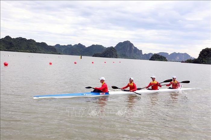 Các vận động viên tranh tài ở nội dung Canoeing và Kayak thuyền bốn thi đấu ở các cự ly 1.000m. Ảnh: Thanh Tuấn/TTXVN
