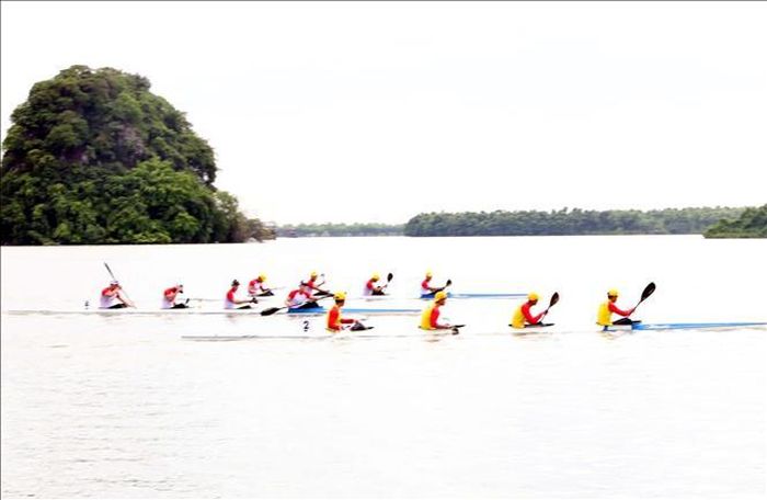Các vận động viên tranh tài ở nội dung Canoeing và Kayak thuyền bốn thi đấu ở các cự ly 1000m. Ảnh: Thanh Tuấn/TTXVN