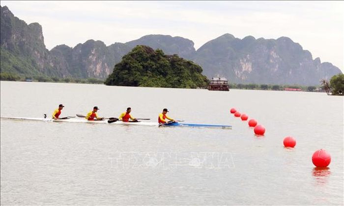 Các vận động viên tranh tài ở nội dung Canoeing và Kayak thuyền bốn thi đấu ở các cự ly 1000m. Ảnh: Thanh Tuấn/TTXVN