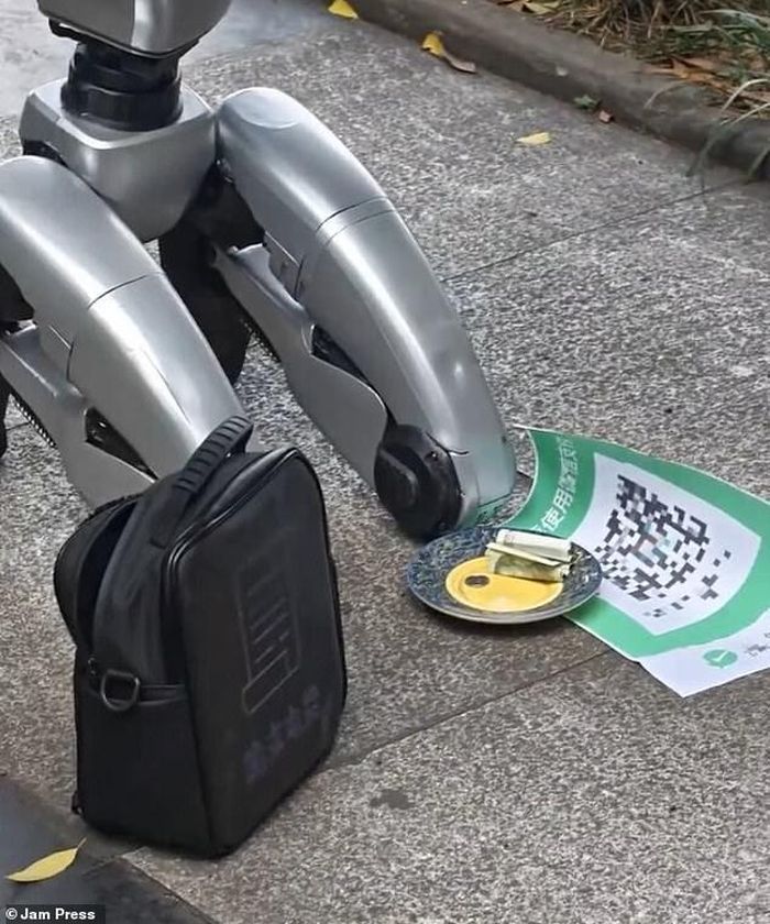 Robot “ăn xin” được trang bị một chiếc đĩa nhỏ để nhận tiền lẻ cùng mã QR cho phép người qua đường quyên góp hoặc chuyển tiền bằng hình thức thanh toán điện tử. Ảnh: Jam Press